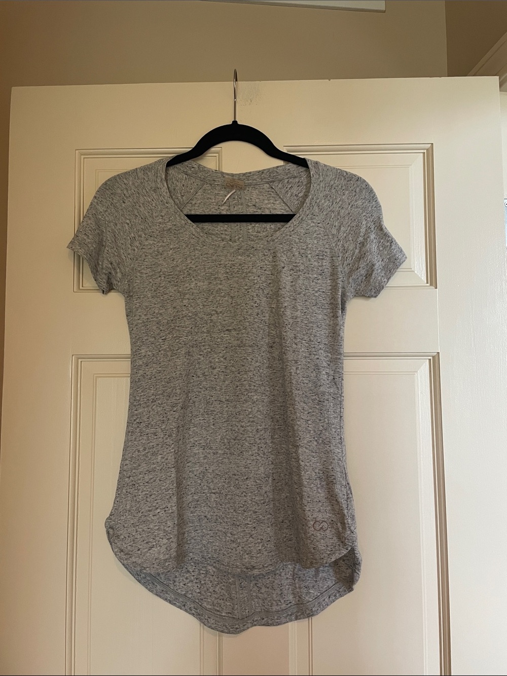CALIA by Carrie Underwood Heather Gray Short Sleeve Scoop Neck Tee